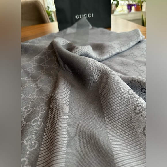 SOLD Authentic Gucci Grey & Pearl Big Square Scarf Limited Edition From Italy - Picture 3 of 7